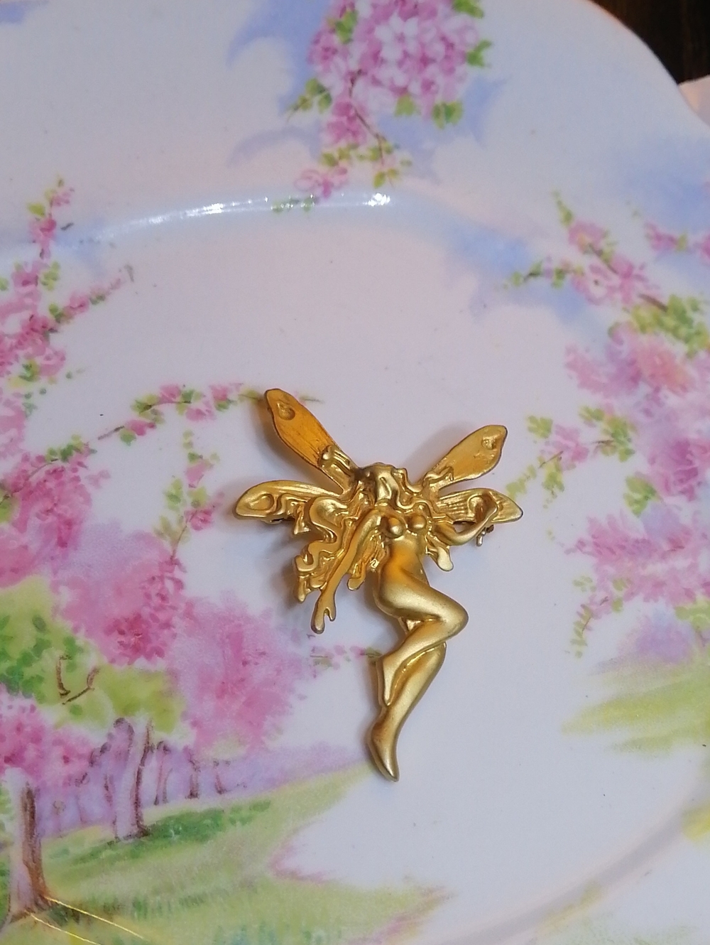 Gorgeous Fairy Matt Gold Finish Vintage Brooch